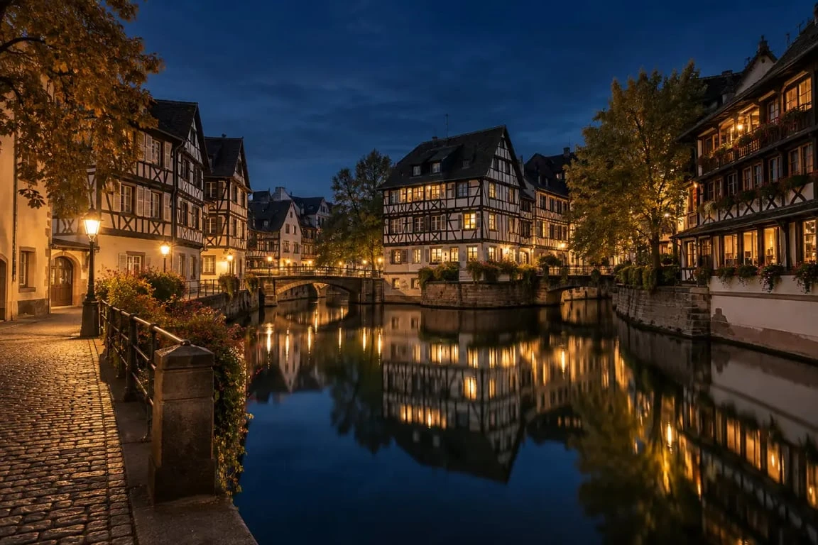 Strasbourg la nuit dans les canaux et les maisons à colombages de la Petite France