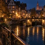 Strasbourg la nuit, Petite France éclairée et reflets sur l’Ill