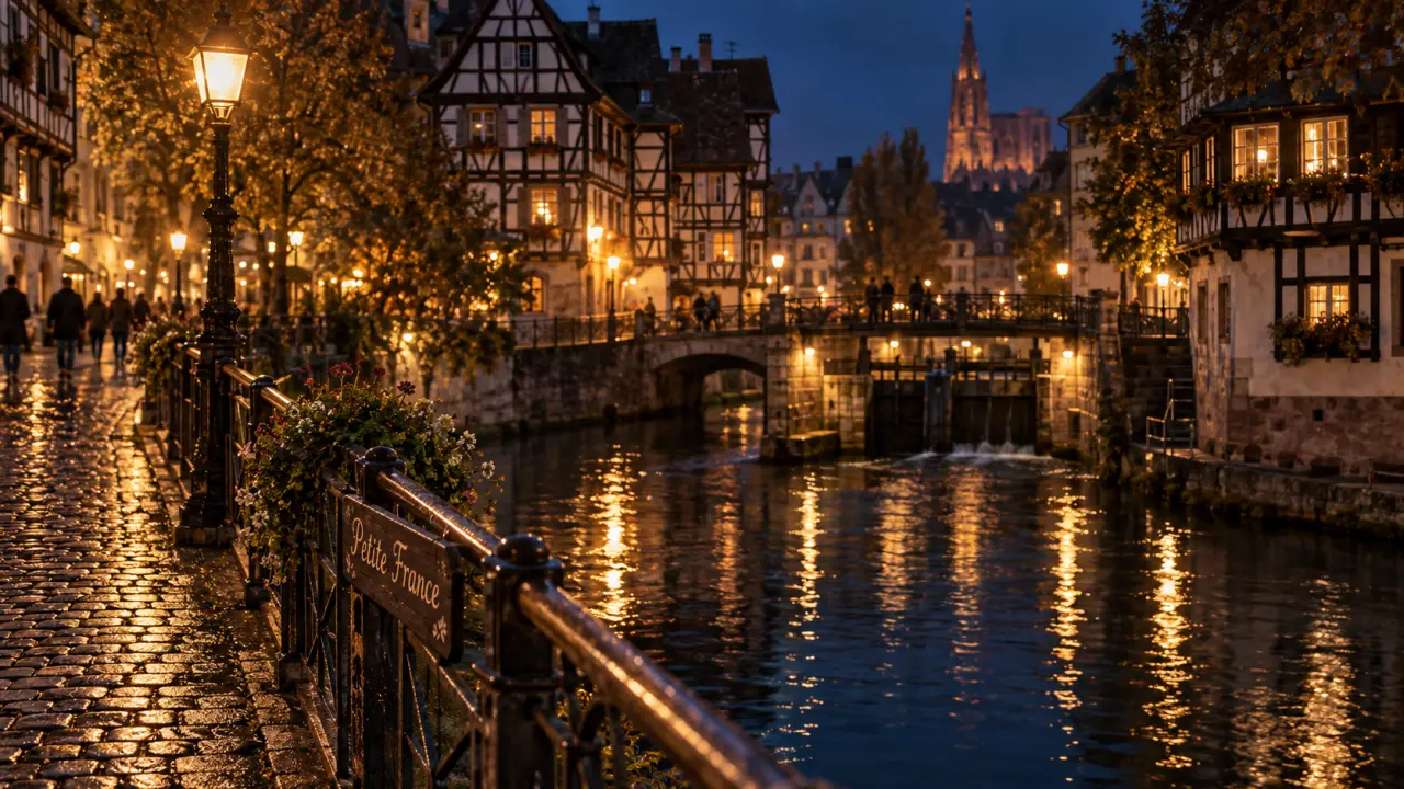 Strasbourg la nuit, Petite France éclairée et reflets sur l’Ill