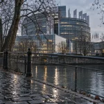 Visiter arte strasbourg : berges de l’Ill quartier européen, reflets et bâtiments modernes