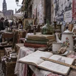 Marchés aux puces Strasbourg : allée avec tables et objets à chiner